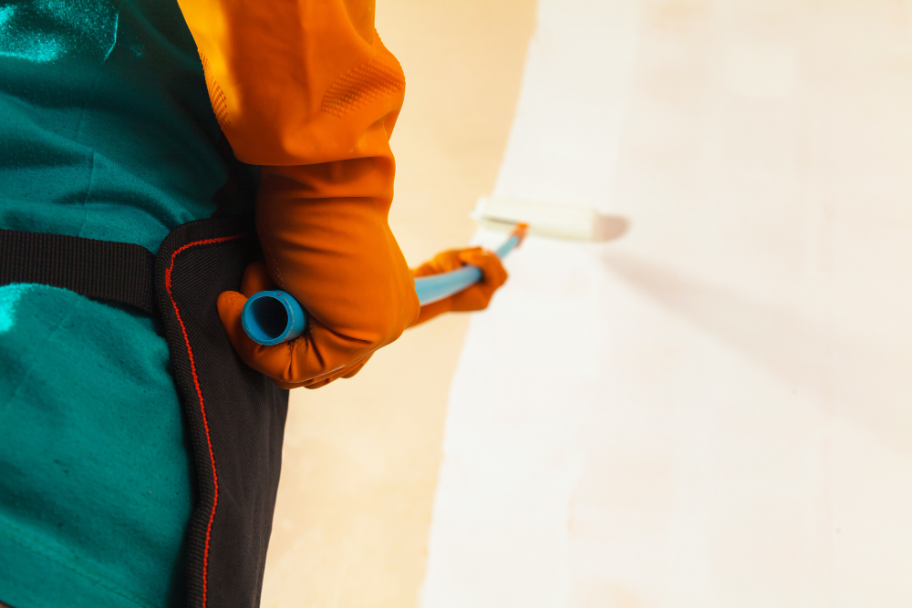 Artisan peintre en intérieur